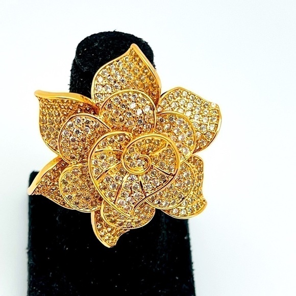 NEW SPARKLED Gold tone bling ring SZ 7 Rose shape - Picture 3 of 9